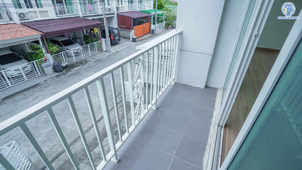 ทาวน์เฮ้าส์มือสองนนทบุรี ม.โกลเด้นทาวน์ ปิ่นเกล้า-จรัญฯ 3 ชั้น เนื้อที่ 22.6 ตร.ว. ฟังก์ชัน 5 ห้องนอน 4 ห้องน้ำ จอดรถได้ 2 คัน บนทำเลเชื่อมต่อหลายเส้นทาง ใกล้ทางด่วน "ศรีรัช" รถไฟฟ้าสายสีแดงอ่อน "สถานีบางบำหรุ" และ รถไฟฟ้าสายสีน้ำเงิน "สถานีบางอ้อ"